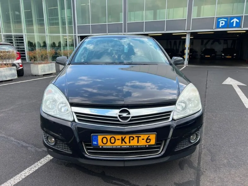 Opel Astra (2010) — foto 1