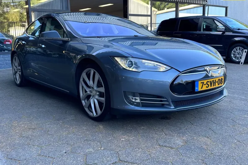 Tesla Model S (2013)