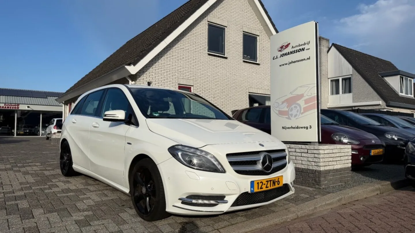 Mercedes-Benz 200-Serie (2012) — foto 1