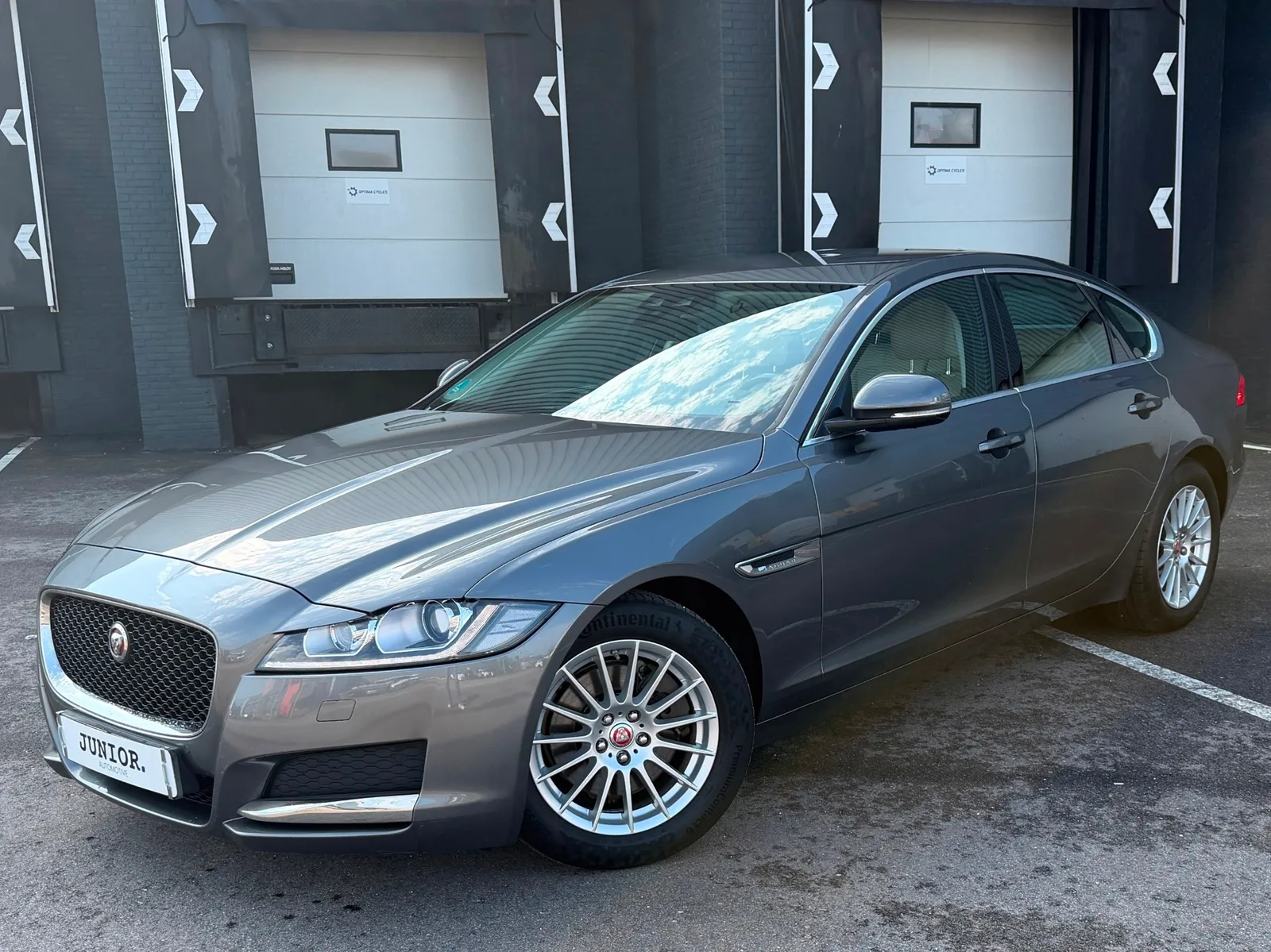 Jaguar XF (2017) — foto 1