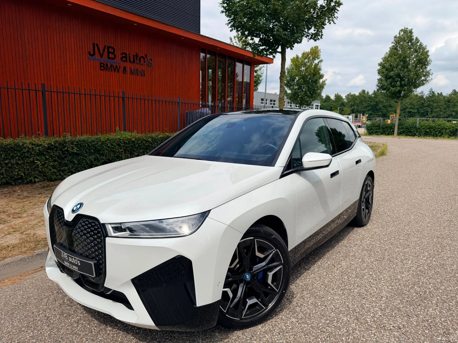 BMW iX (2023) — foto 1