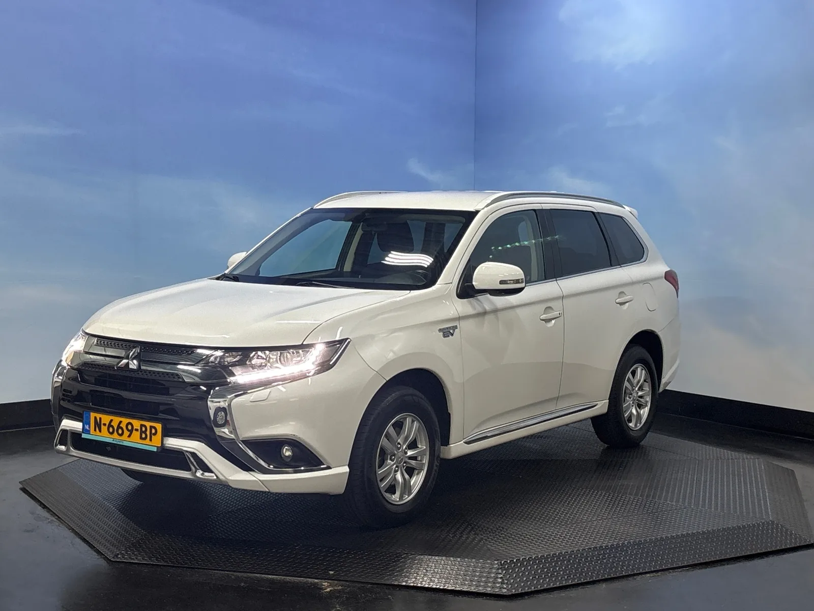 Mitsubishi Outlander (2021) — foto 1