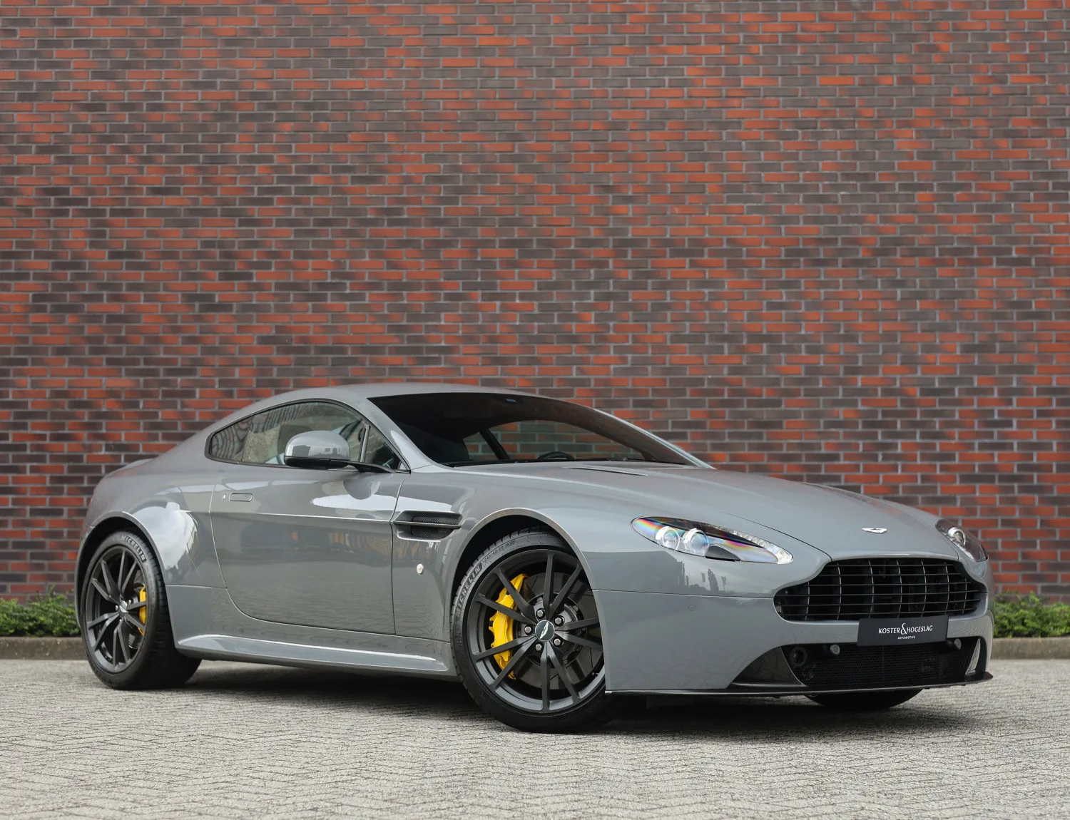 Aston Martin V8 Vantage (2015) — foto 1