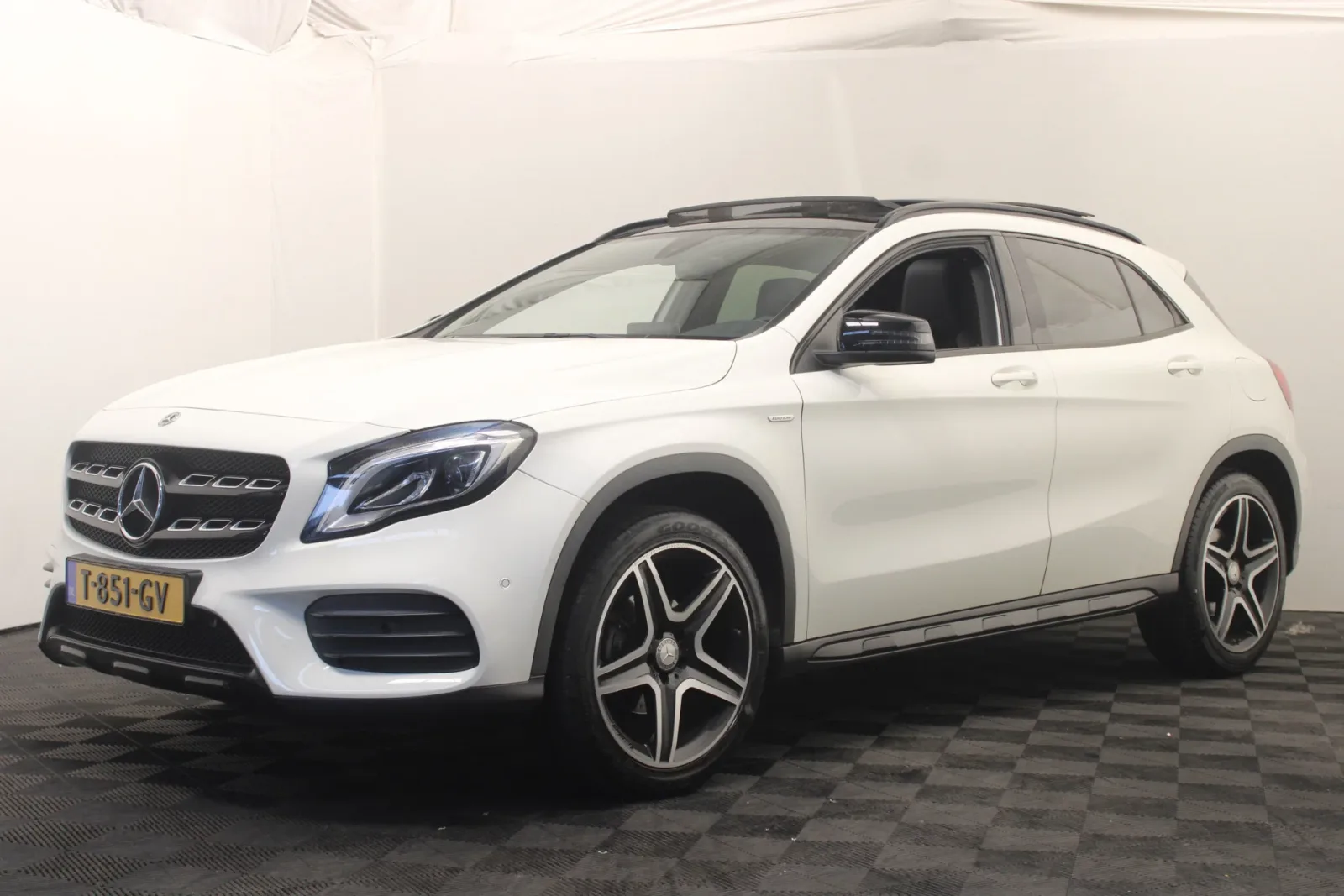 Mercedes-Benz GLA (2017) — foto 1