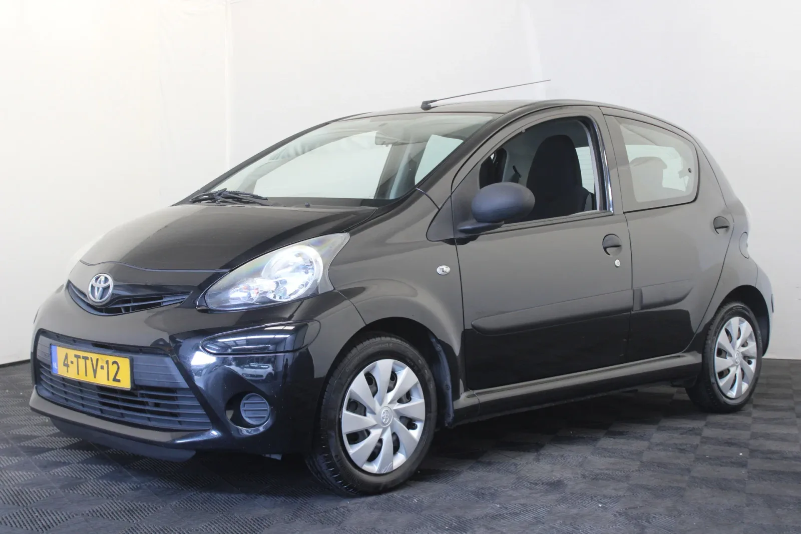 Toyota Aygo (2014) — foto 1