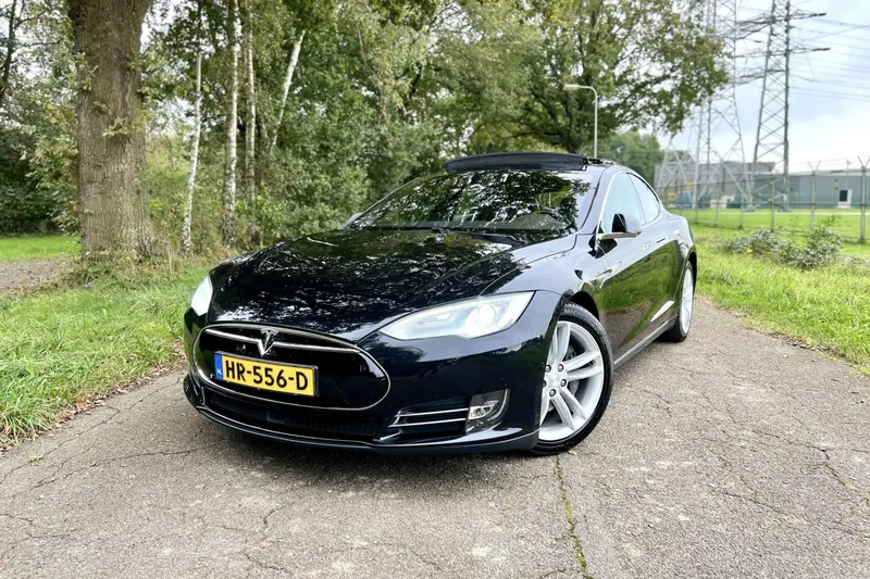 Tesla Model S (2015)