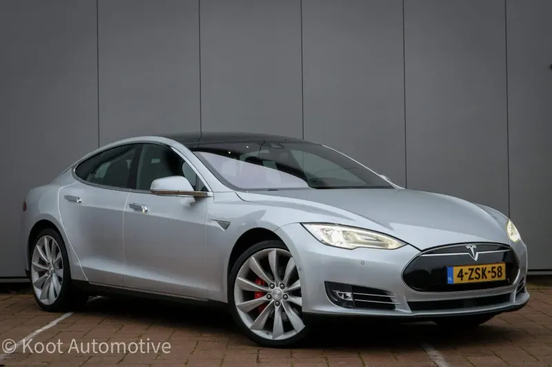 Tesla Model S (2015)