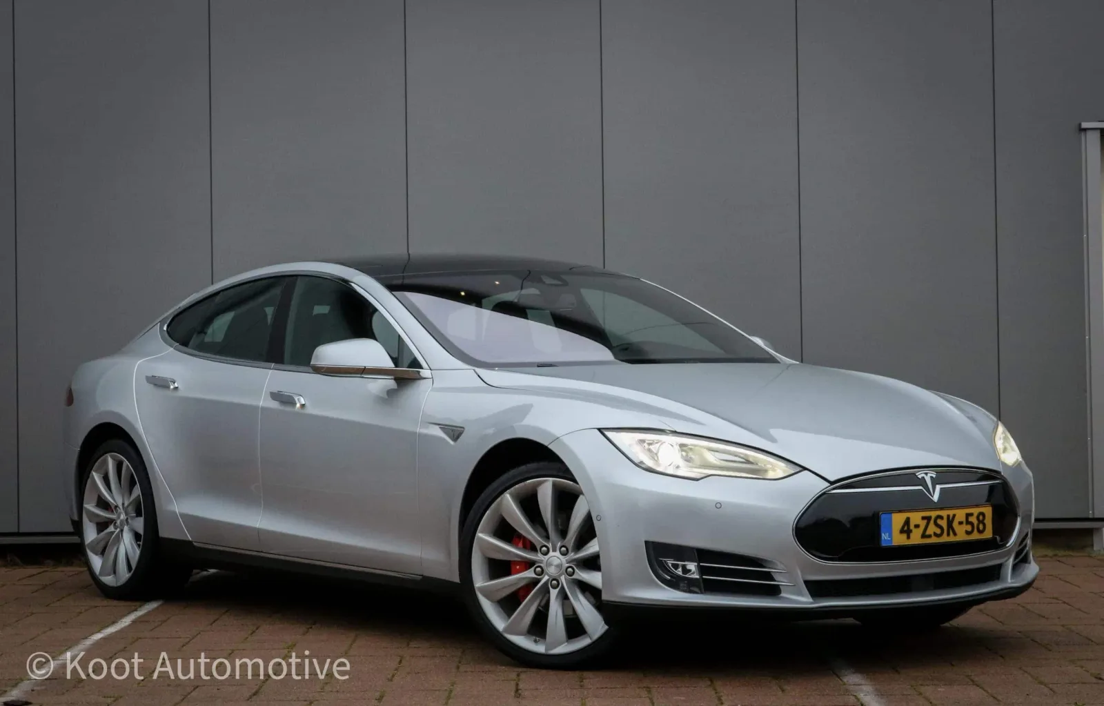 Tesla Model S (2015) — foto 1