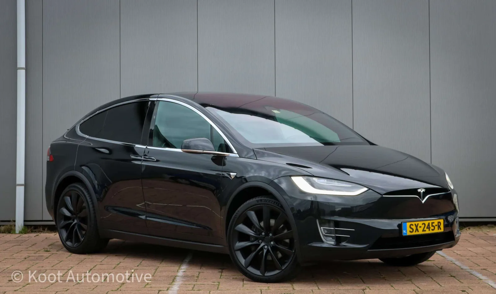 Tesla Model X (2018) — foto 1