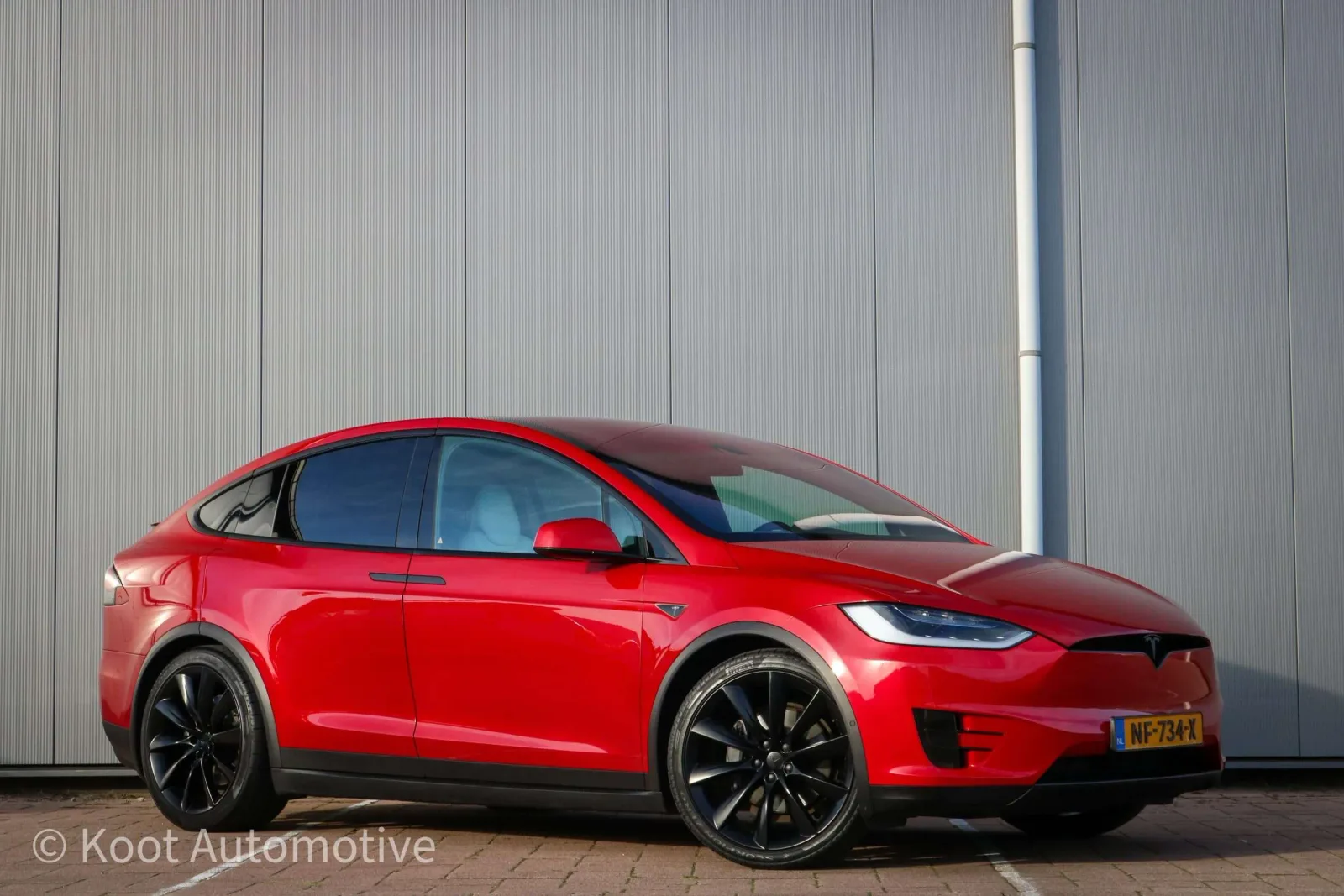 Tesla Model X (2015) — foto 1