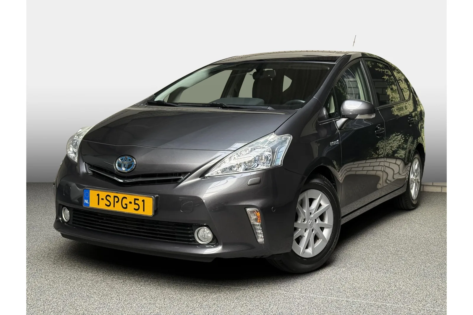 Toyota Prius Wagon (2013) — foto 1