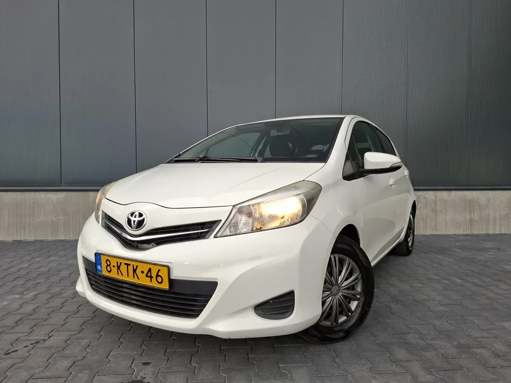 Toyota Yaris (2013) — foto 1