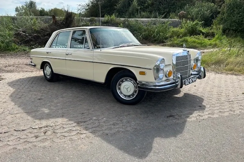 Mercedes-Benz 200-Serie (1972)