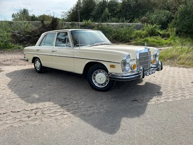 Mercedes-Benz 200-Serie (1972) — foto 1