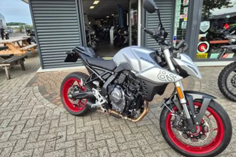 Suzuki GSX-8S (2025)