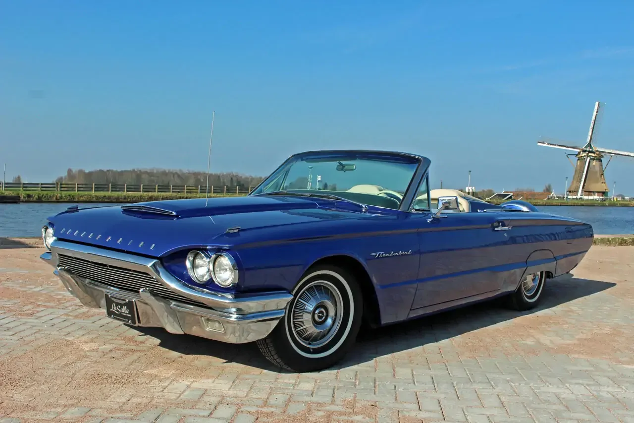 Ford Thunderbird (2022) — foto 1