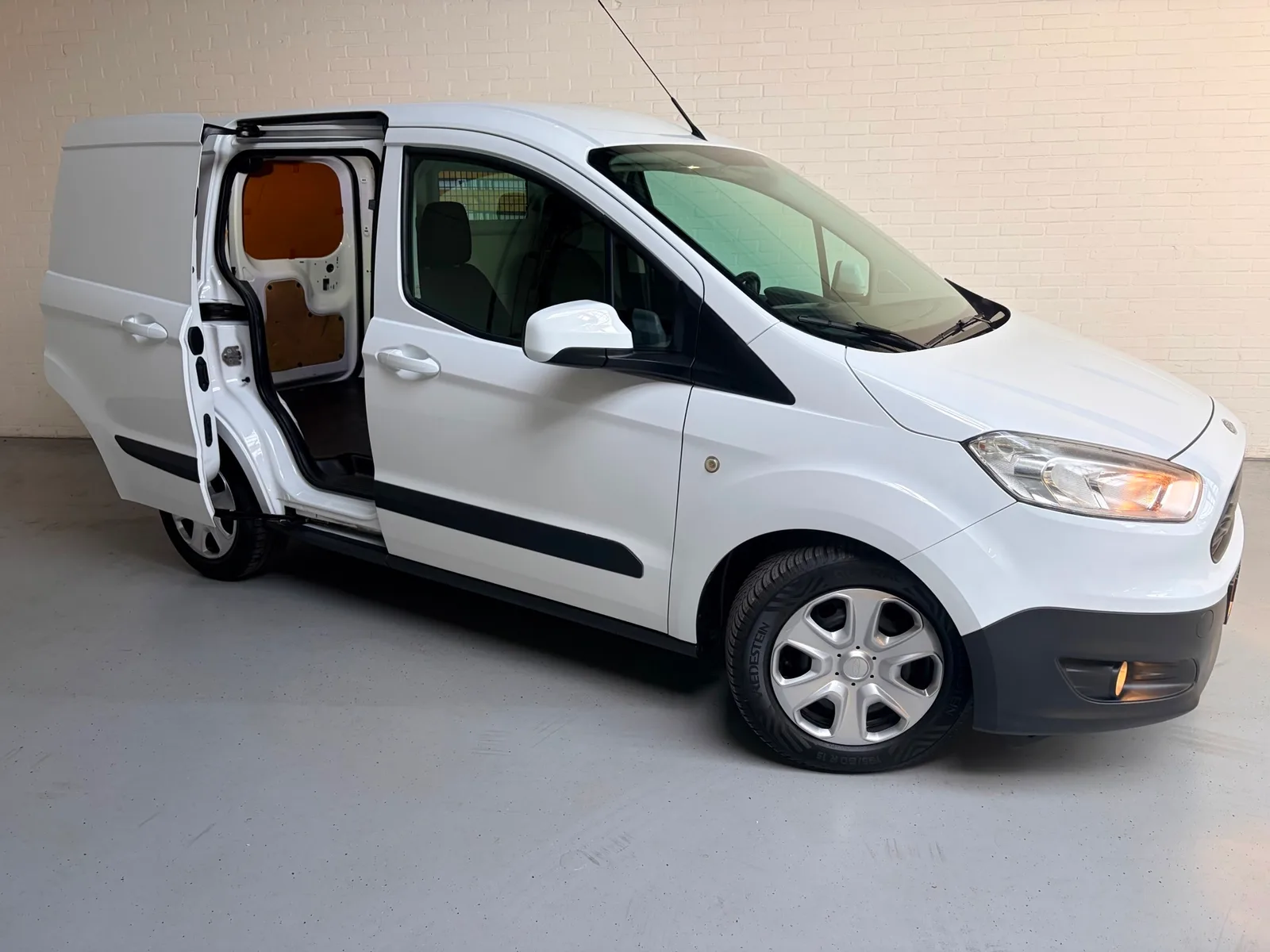Ford Transit Courier (2018) — foto 1
