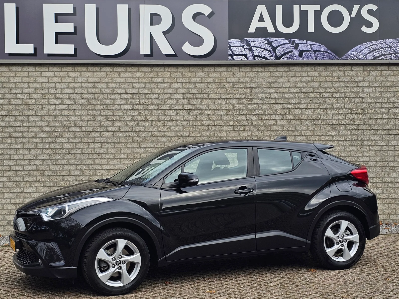 Toyota C-HR (2016) — foto 1
