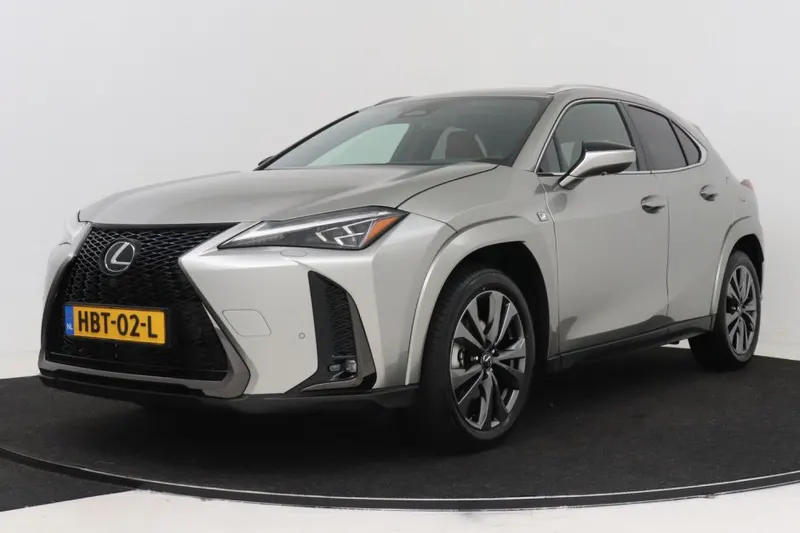 Lexus UX (2025)