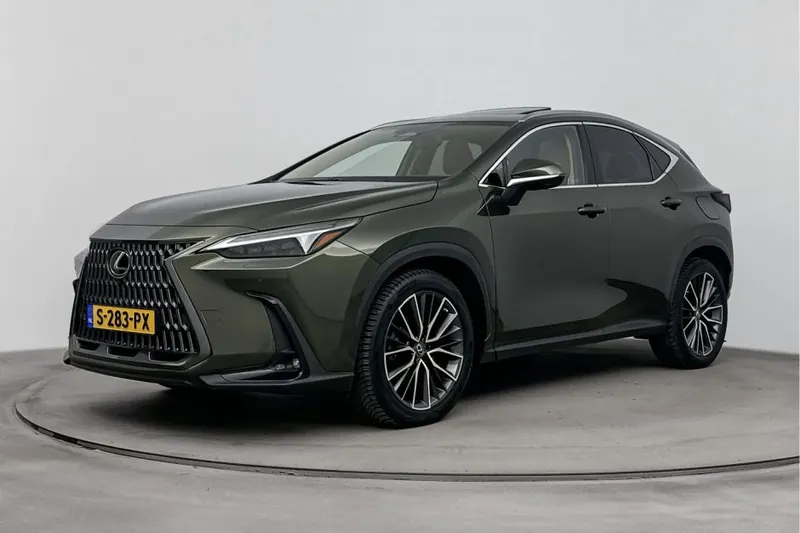 Lexus NX (2023)