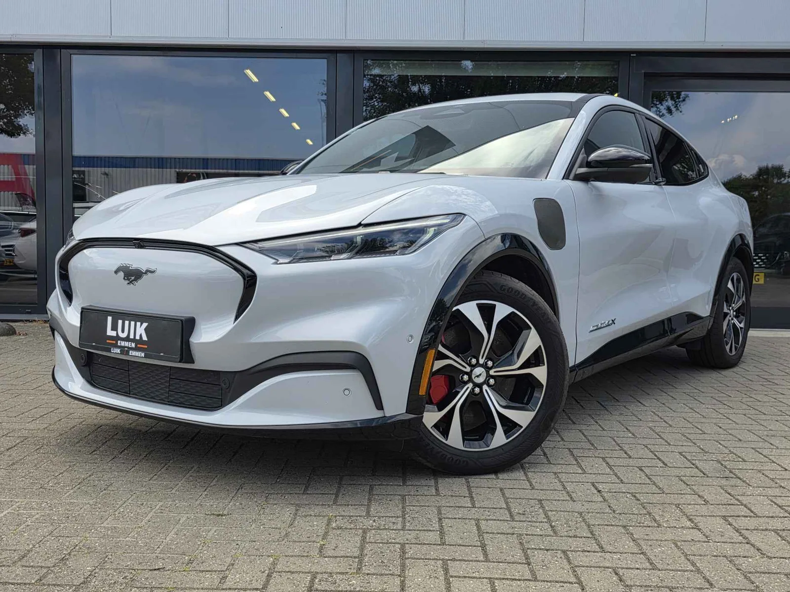 Ford Mustang Mach-E (2022) — foto 1