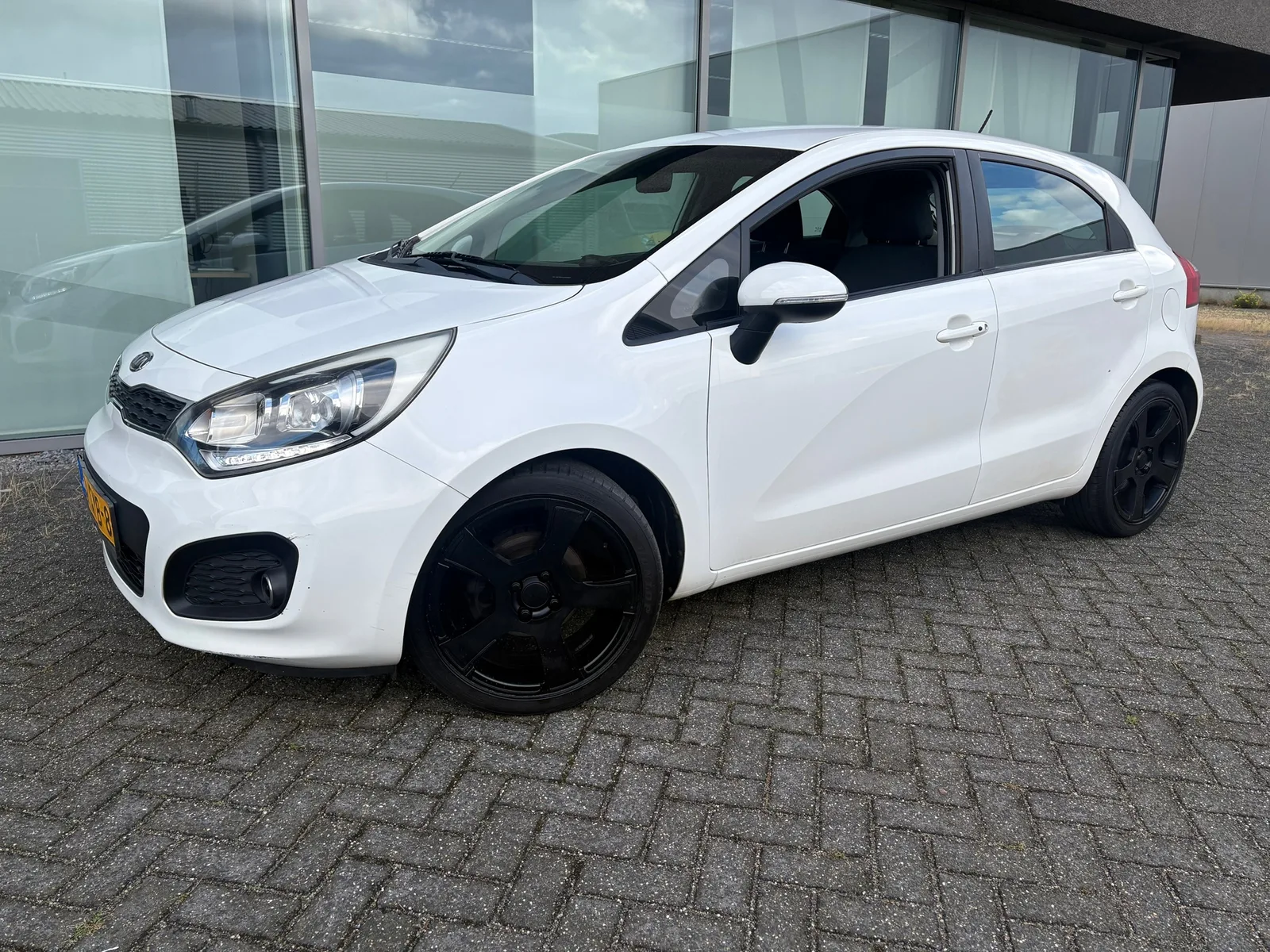 Kia Rio (2011) — foto 1