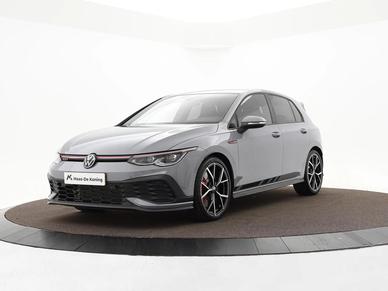 Volkswagen Golf (2024) — foto 1