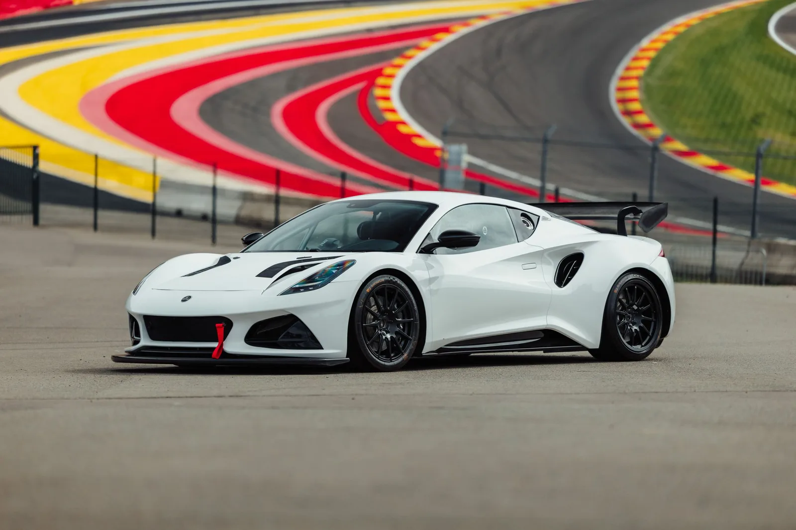 Lotus Emira (2023) — foto 1