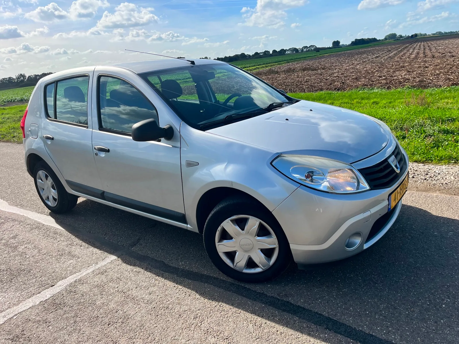 Dacia Sandero (2009) — foto 1