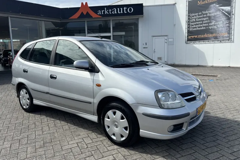 Nissan Almera Tino (2004)