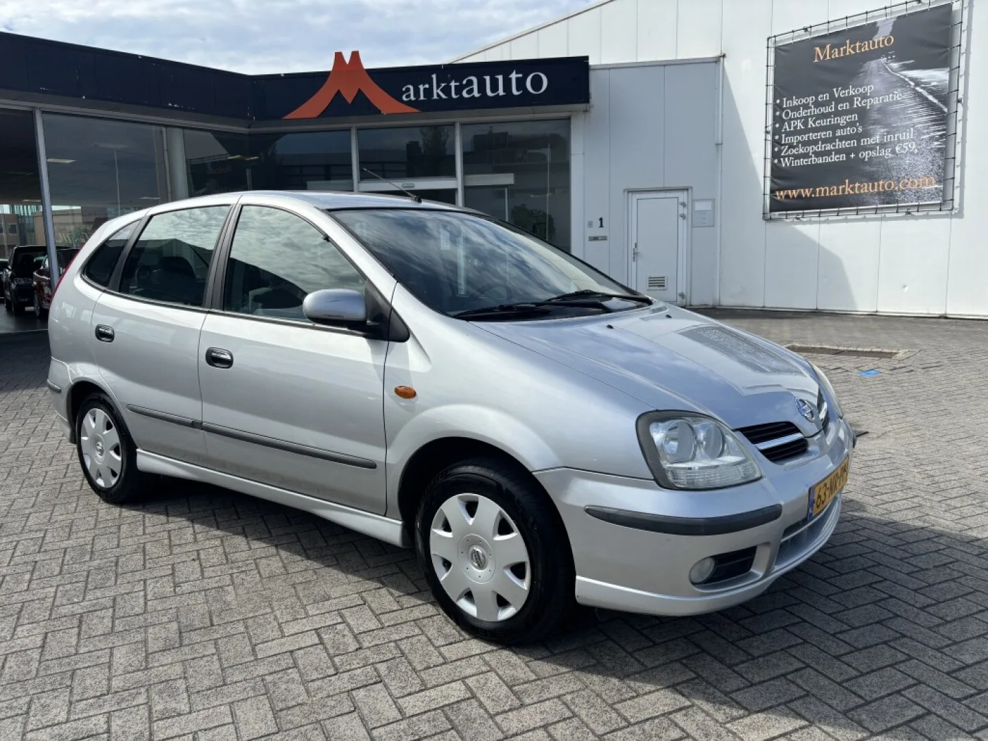 Nissan Almera Tino (2004) — foto 1