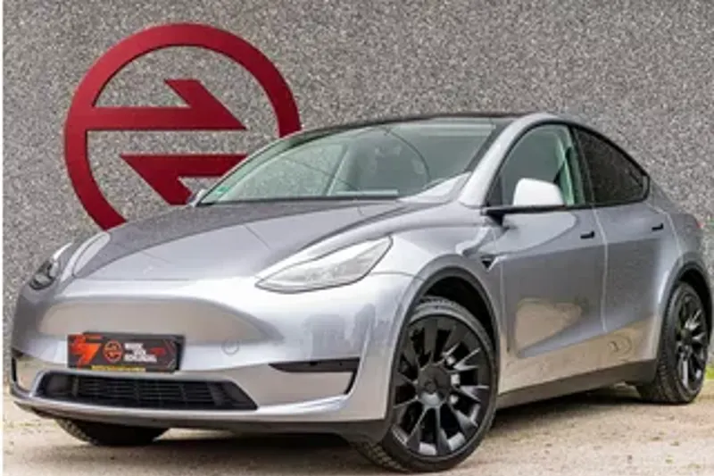 Tesla Model Y (2024)