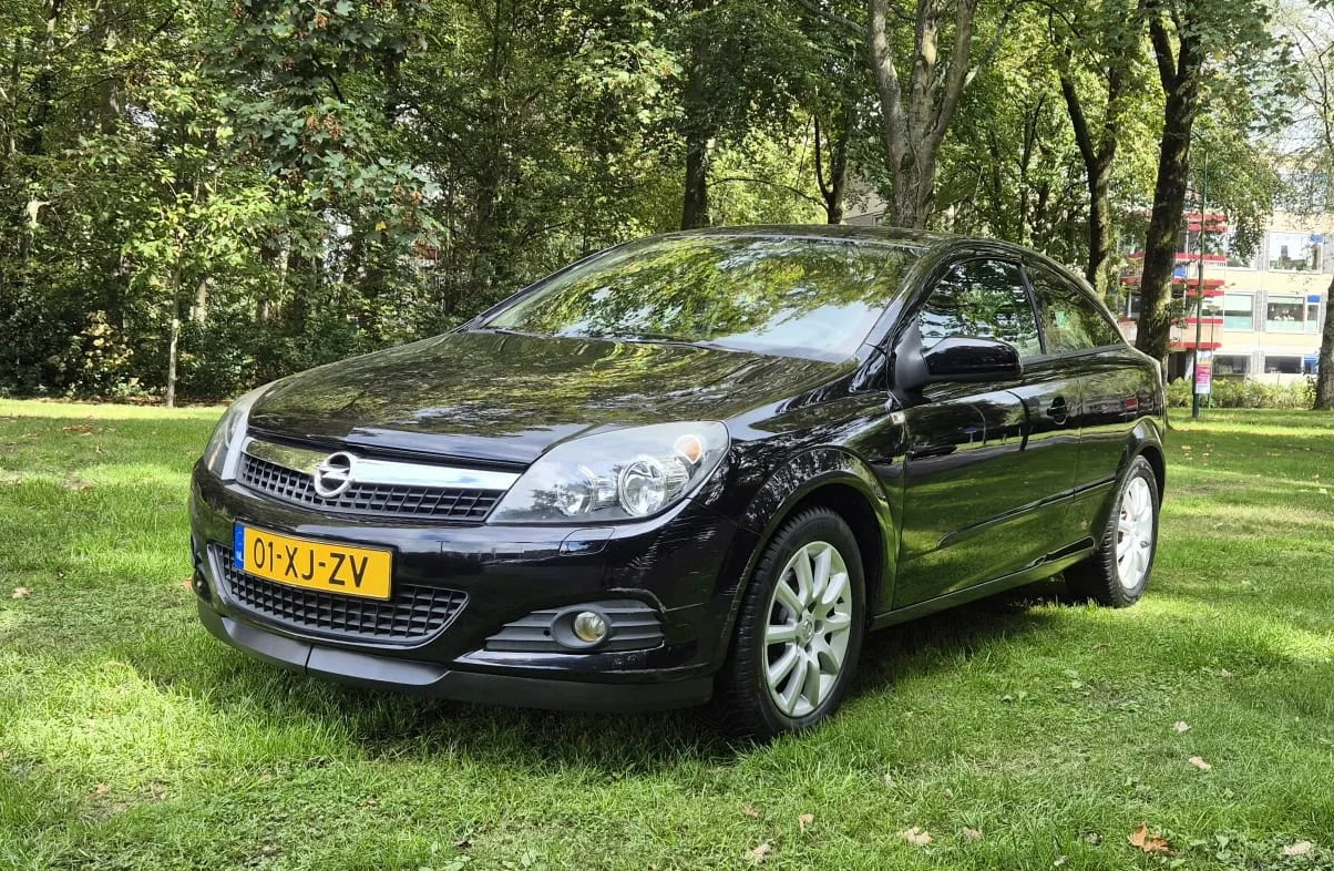 Opel Astra GTC (2007) — foto 1