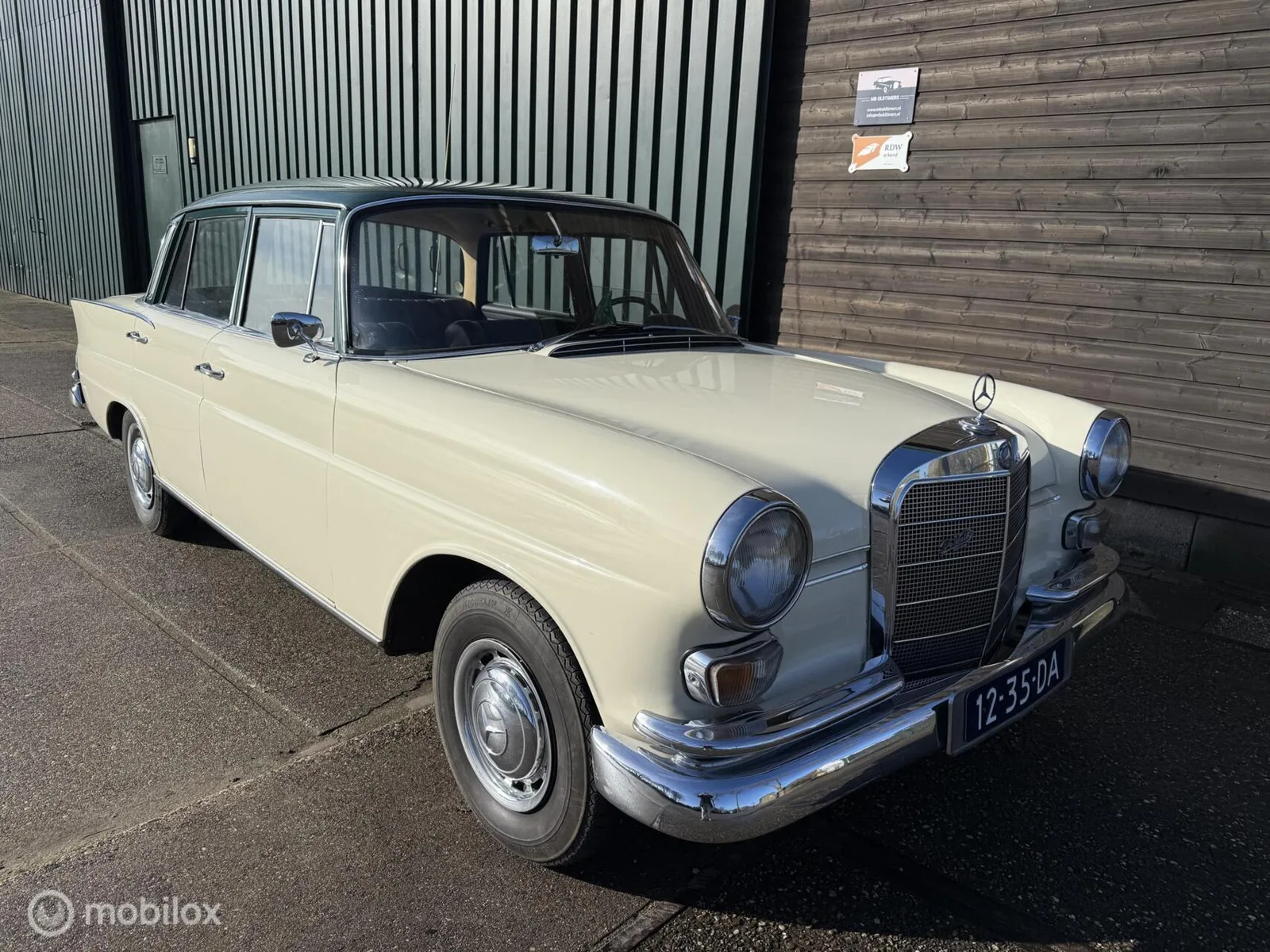 Mercedes-Benz 200-Serie (1967) — foto 1