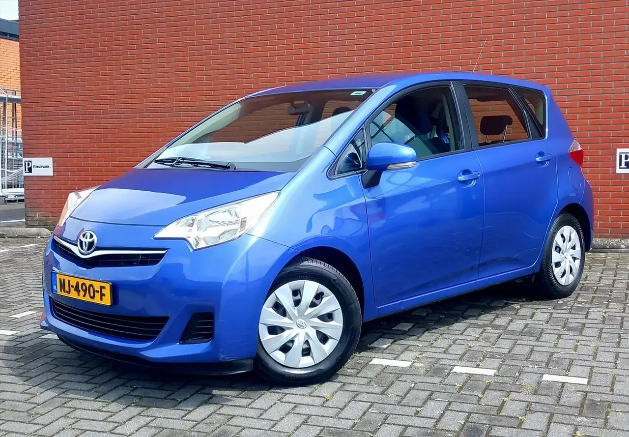 Toyota Verso S (2011) — foto 1