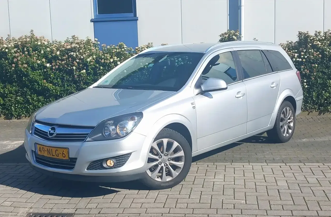 Opel Astra (2010) — foto 1