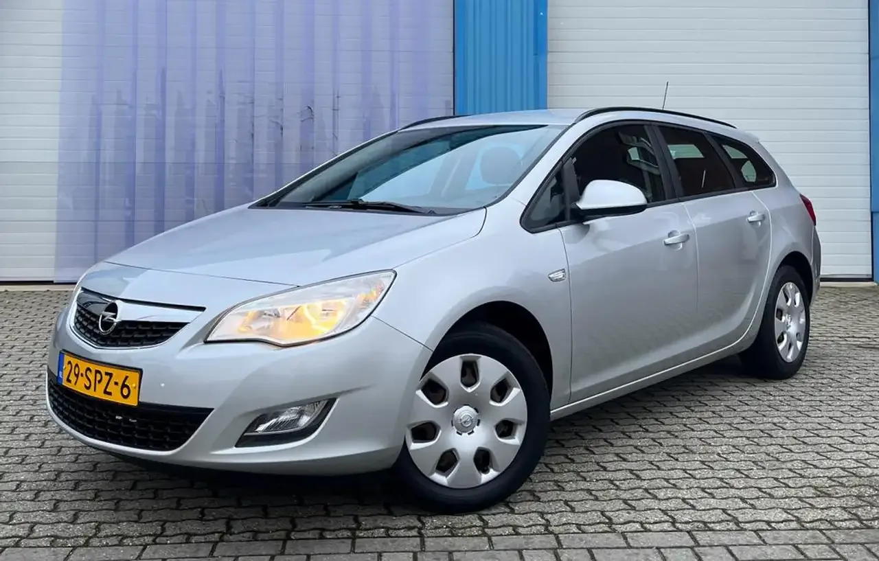 Opel Astra (2011) — foto 1
