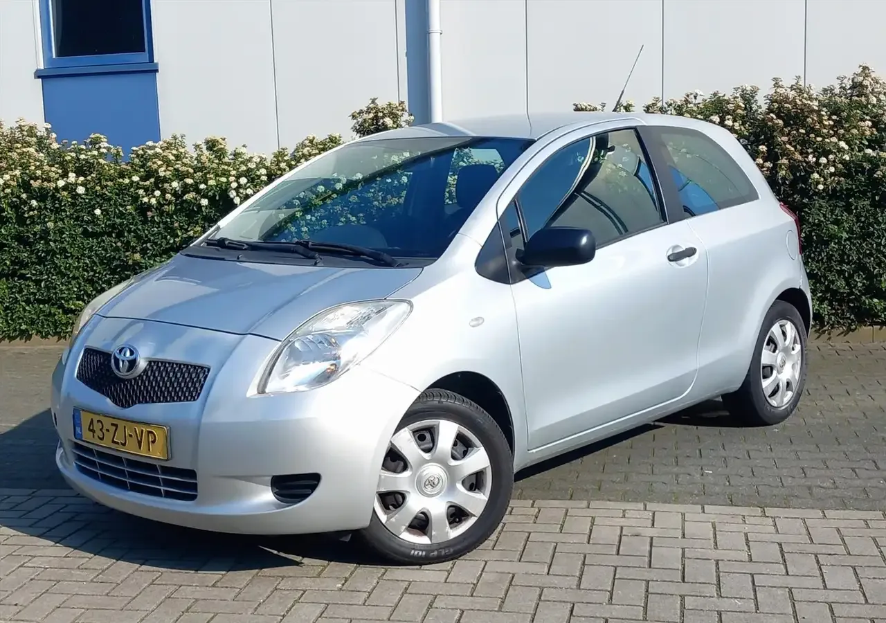 Toyota Yaris (2008) — foto 1