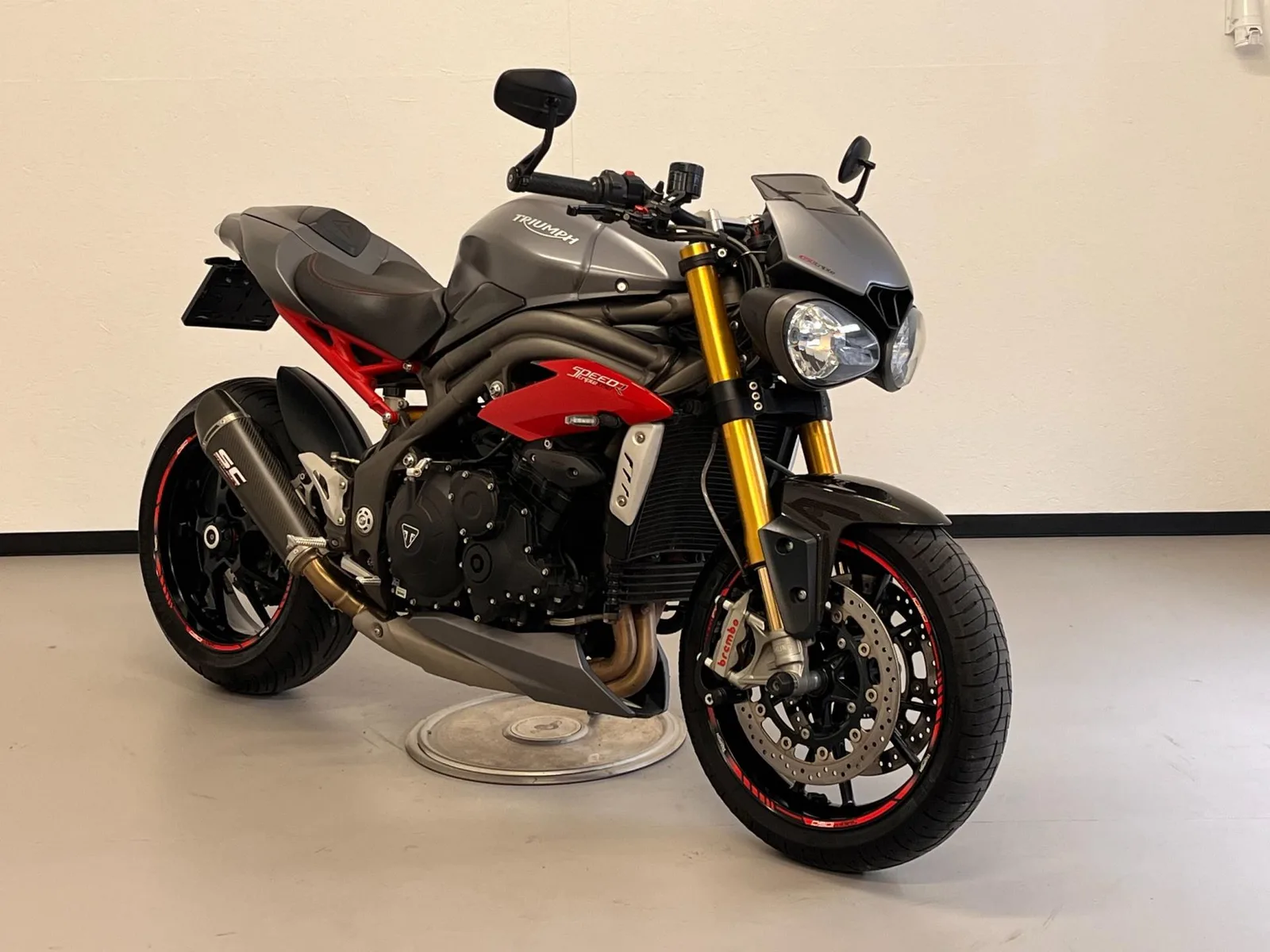 Triumph Speed Triple 1050 (2016) — foto 1