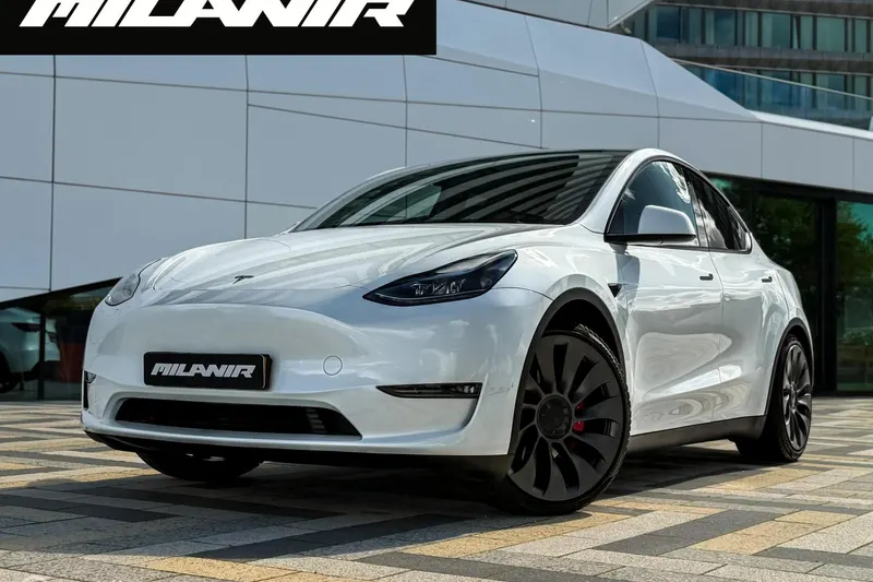 Tesla Model Y (2023)