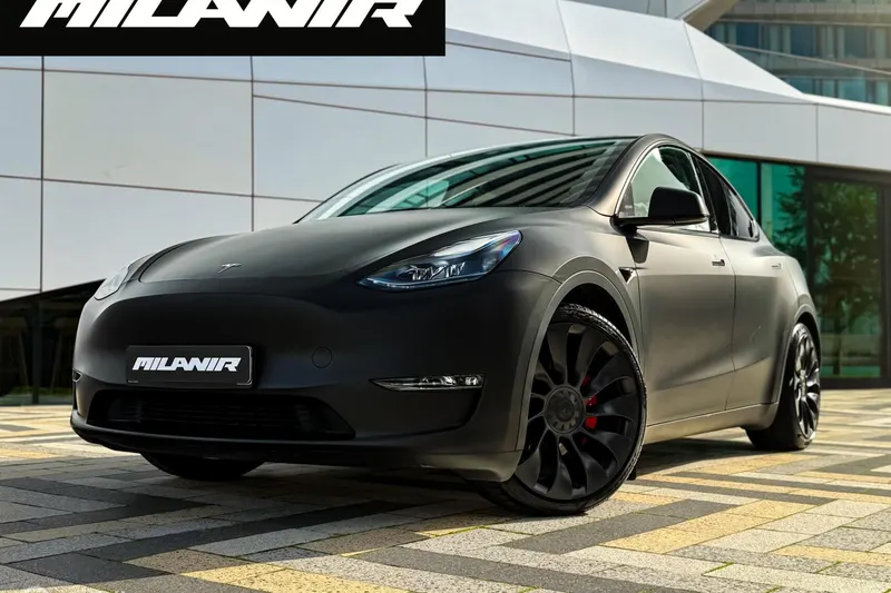 Tesla Model Y (2023)