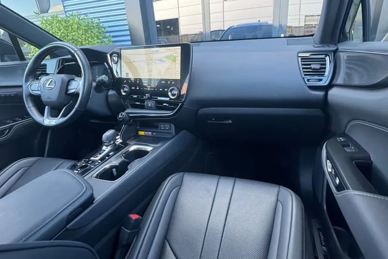 Lexus NX (2024)