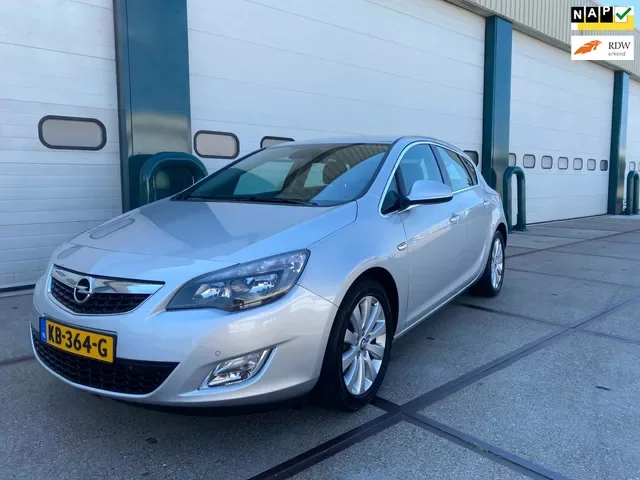 Opel Astra (2012) — foto 1