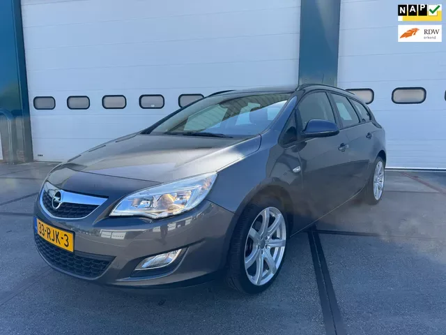 Opel Astra (2011) — foto 1