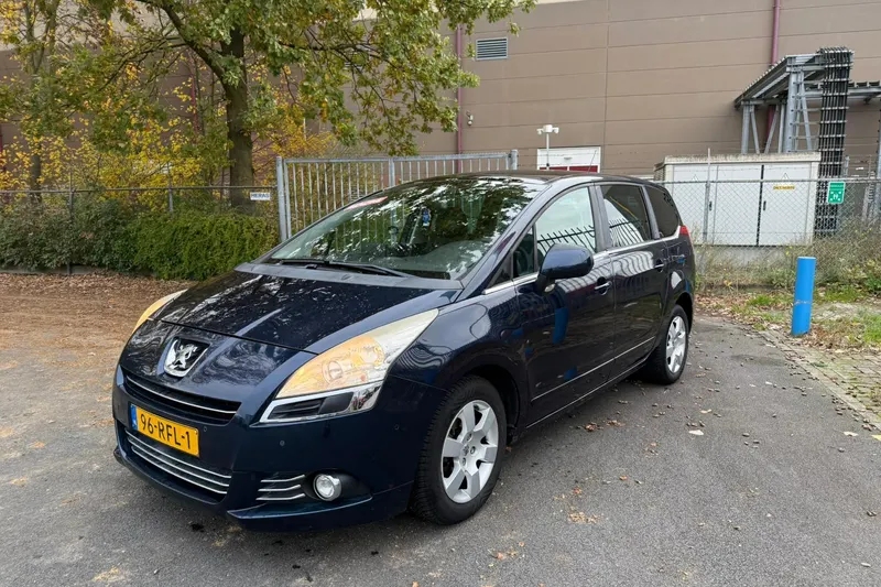 Peugeot 5008 (2011)