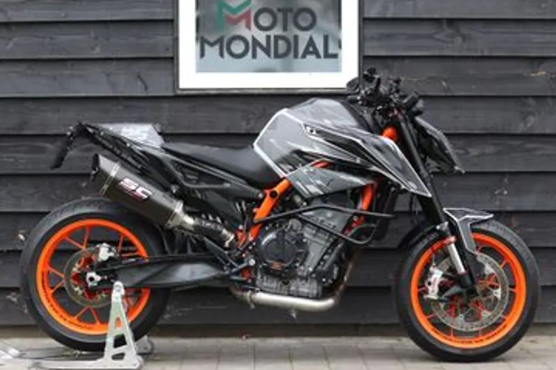KTM 890 Duke R (2021)