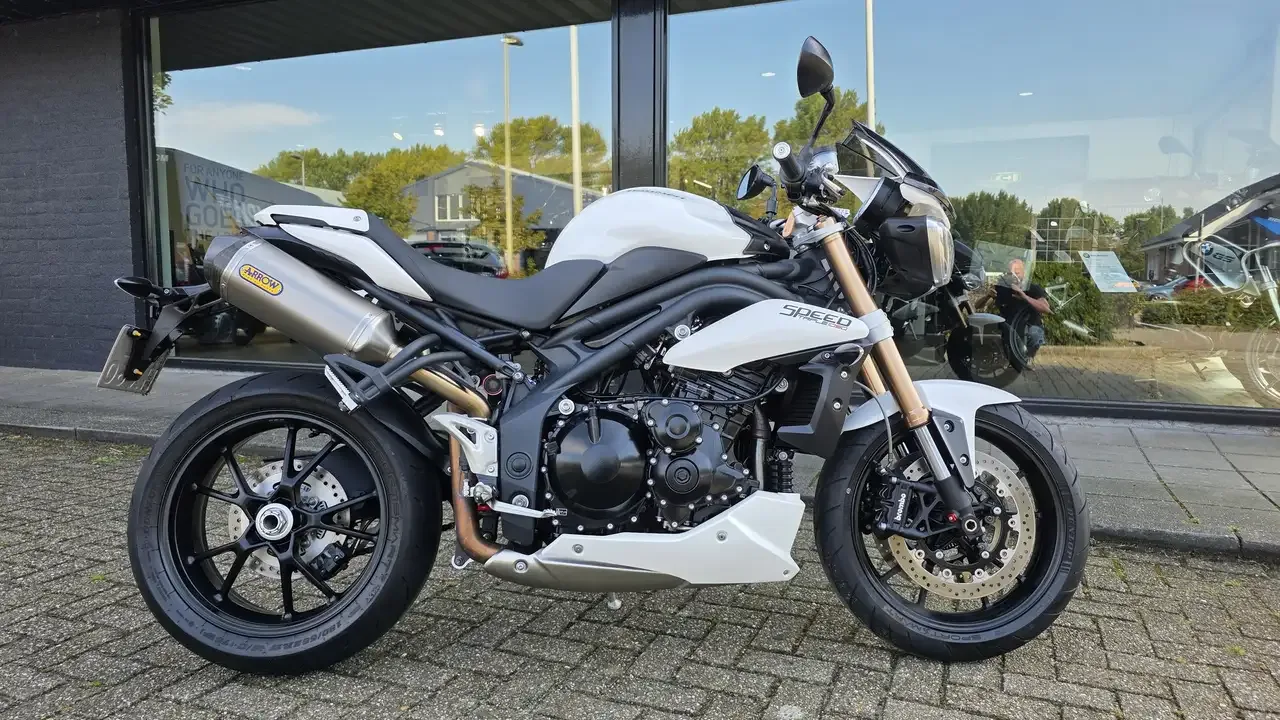 Triumph Speed Triple 1050 (2011) — foto 1