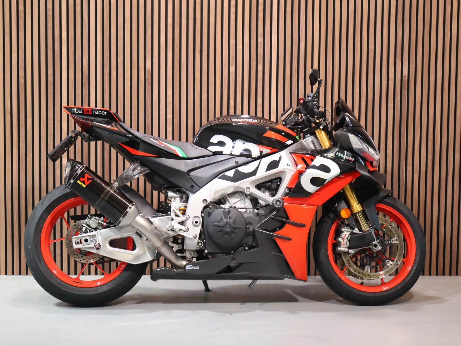 Aprilia Tuono V4 1100 FACTORY (2021) — foto 1
