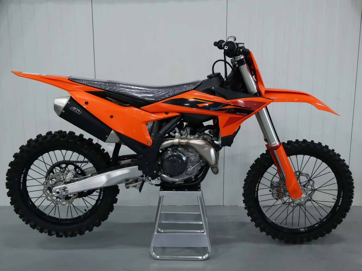 KTM 450 SX-F (2025) — foto 1