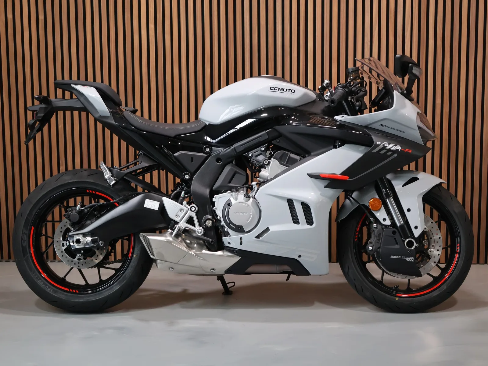 CFMoto 675SR-R (2025) — foto 1